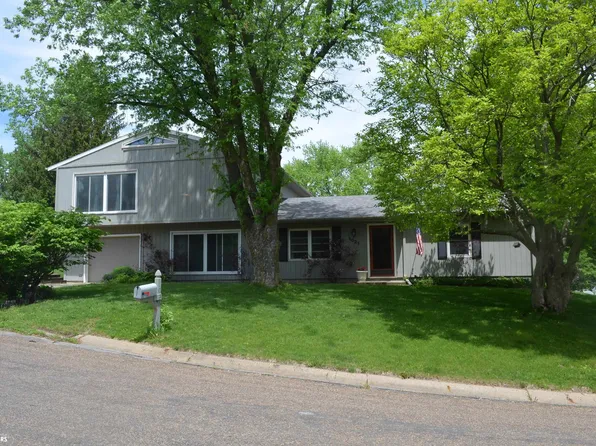 1021 Maywood Dr, Oskaloosa, IA 52577