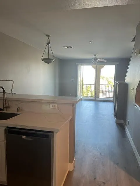 3 bed, 1289 sqft, $3,395 — Photo 1