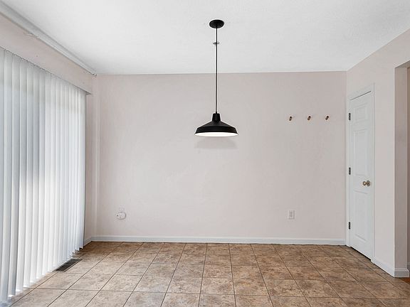 5th image of 4 Georgetowne Dr #4