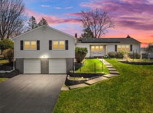 8 Neptune Ln, Middletown, NY 10940