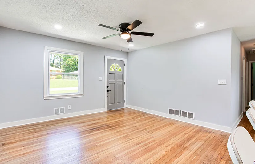 3 bed, 1100 sqft, $1,600 — Photo 2