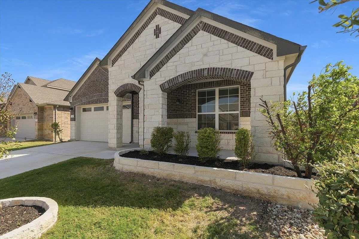 4 bed, 2.0 bath, 2123 sqft, $2,799 — Photo 3