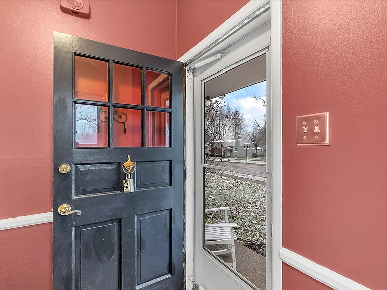 978 Panorama Dr — Photo 4