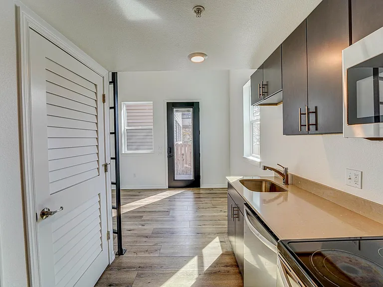560 1st Ave N #101 — Photo 8