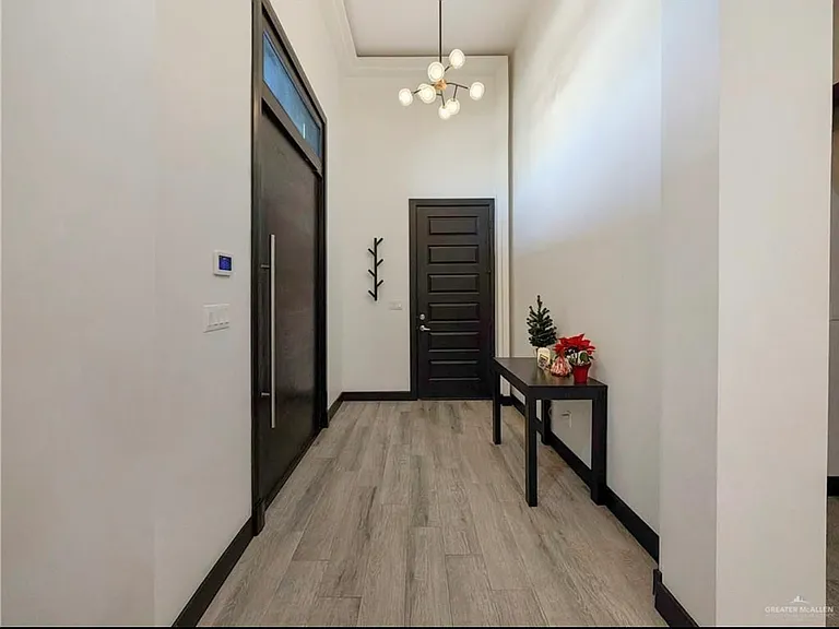 2202 Mirabelle St — Photo 2