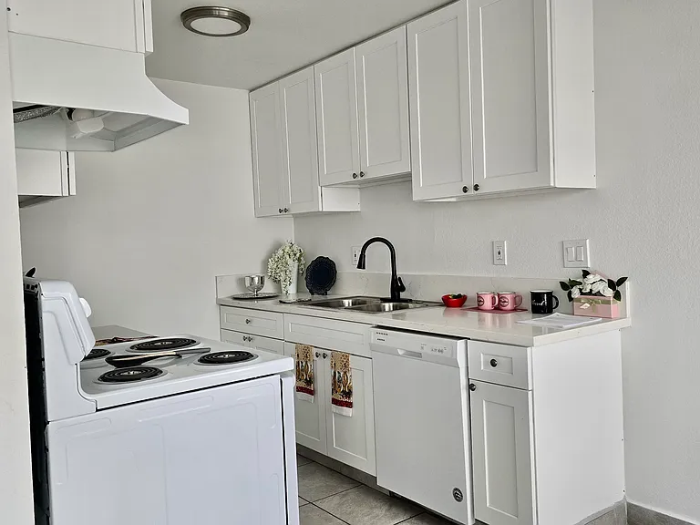 8545 Cedros Ave — Photo 2