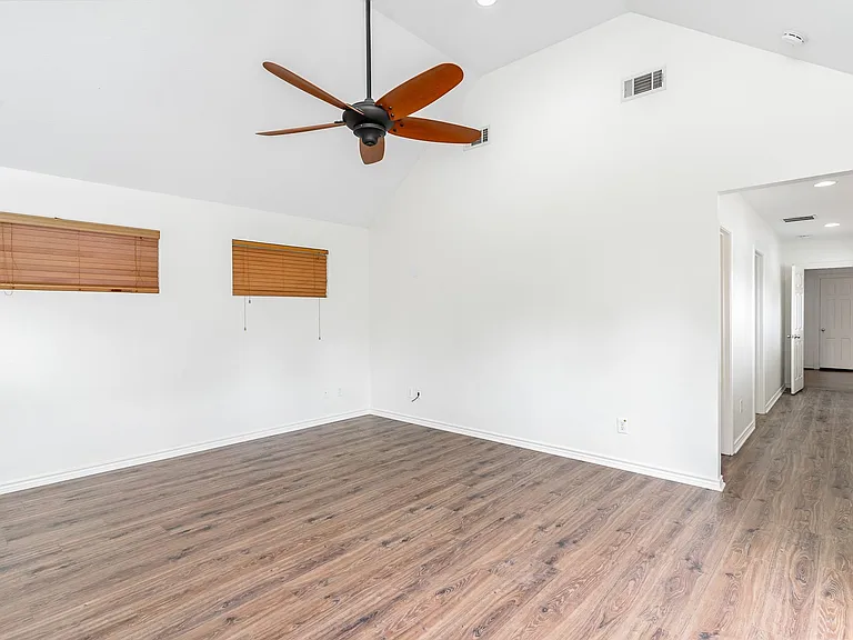 4220 Lovers Ln — Photo 5