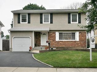 26 Twin Lawns Ave, Hicksville, NY 11801