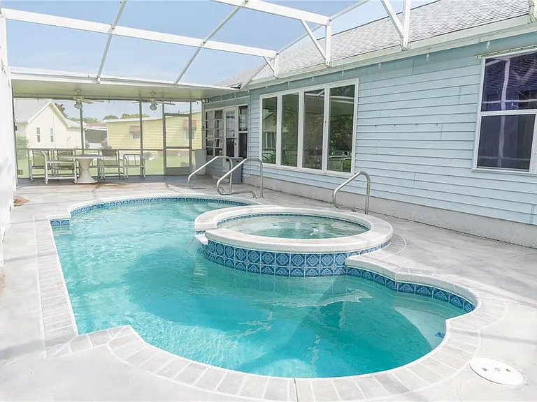 714 Bayhill Ct — Photo 2
