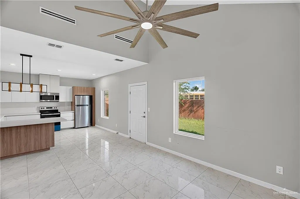 808 Hidden Hills St — Photo 4