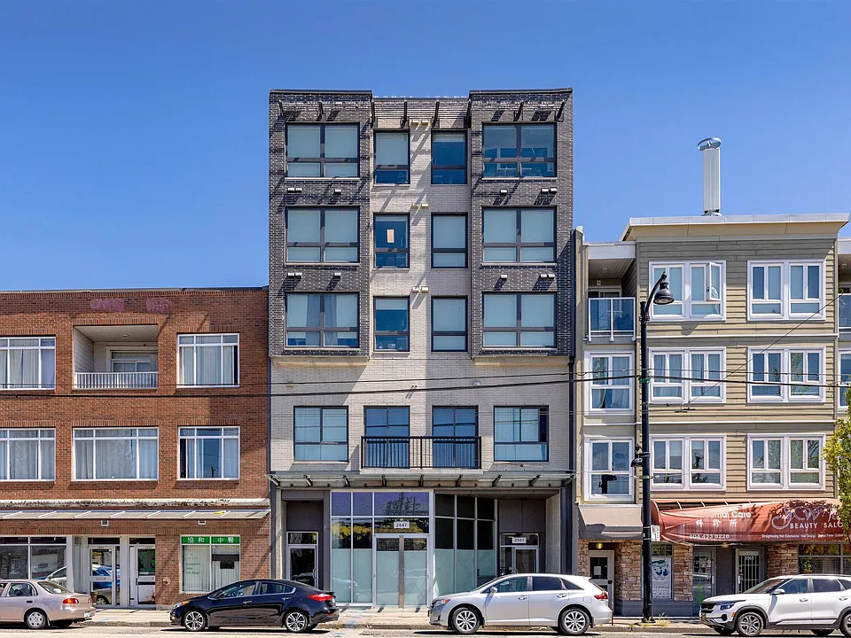 2551 Kingsway #303