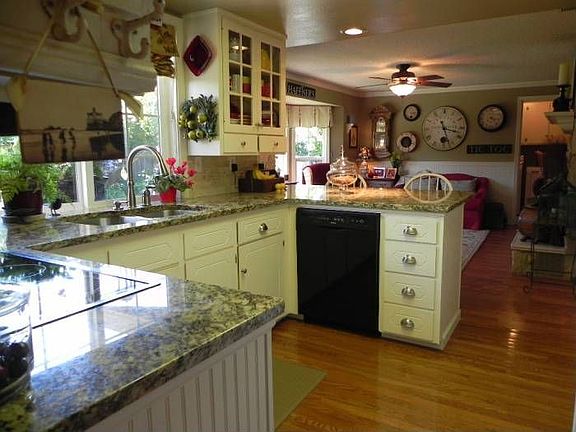Kitchen w/Breakfast Bar