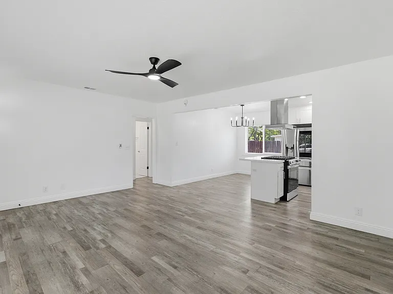 584 N 8th Ave — Photo 15