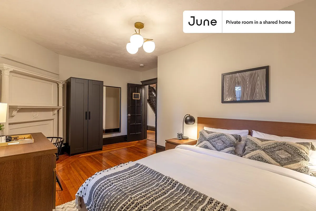 Queen bedroom in 5 bed/2 bath home in Allston #233 B — Photo 3