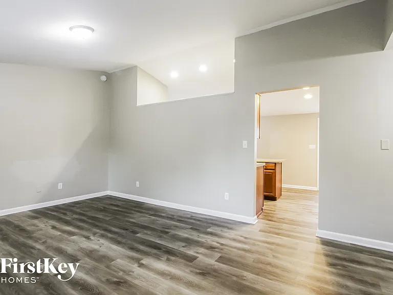 410 Grovewood Dr — Photo 2