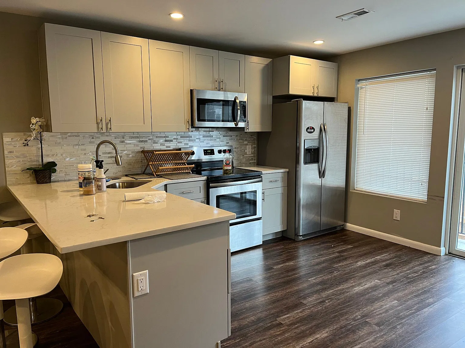 3 bed, 2.5 bath, 1900 sqft, $2,200 — Photo 3