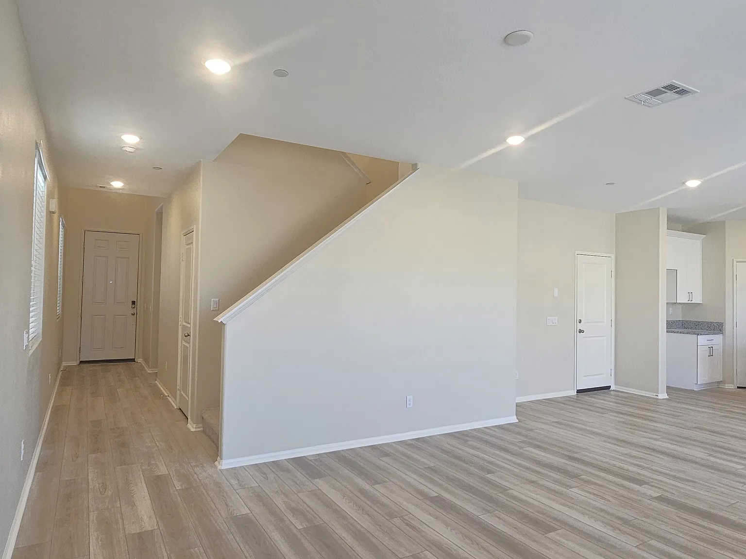 5 bed, 2300 sqft, $3,295 — Photo 4