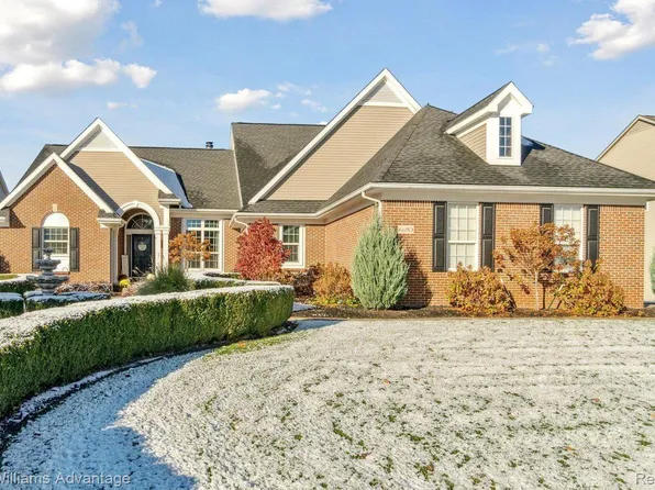 620 Kent Ln, White Lake, MI 48386