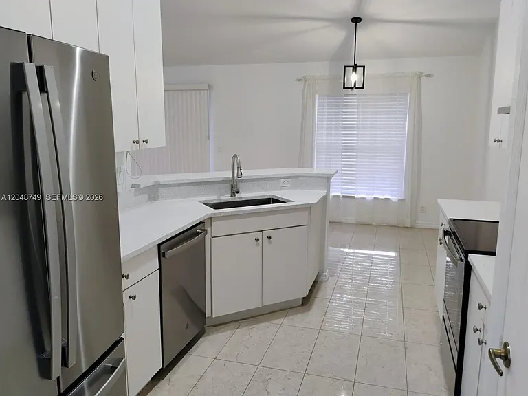 950 SW Worcester Ln — Photo 2