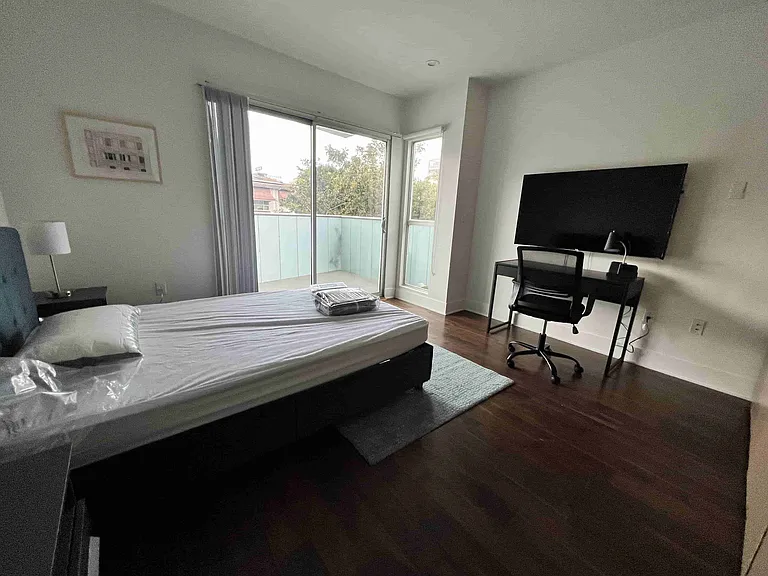 1747 N La Brea Ave — Photo 16