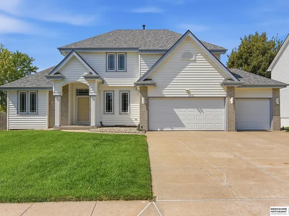 1104 Roland Dr, Papillion, NE 68046