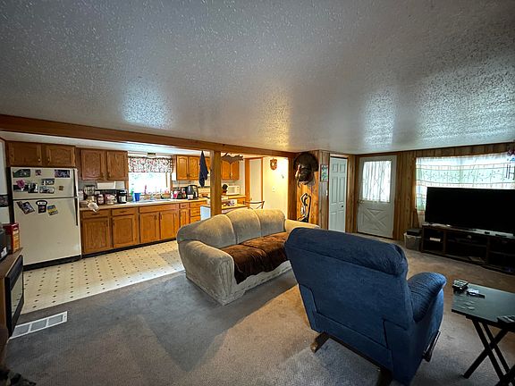 3rd image of 570 Carrie St