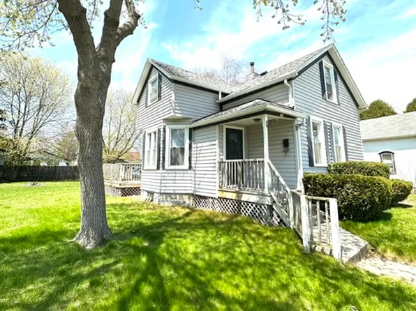 946 N 8th St, Manitowoc, WI 54220