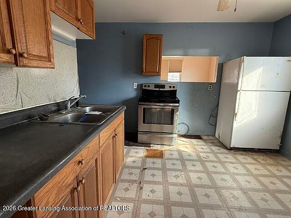 5th image of 206 Folk St