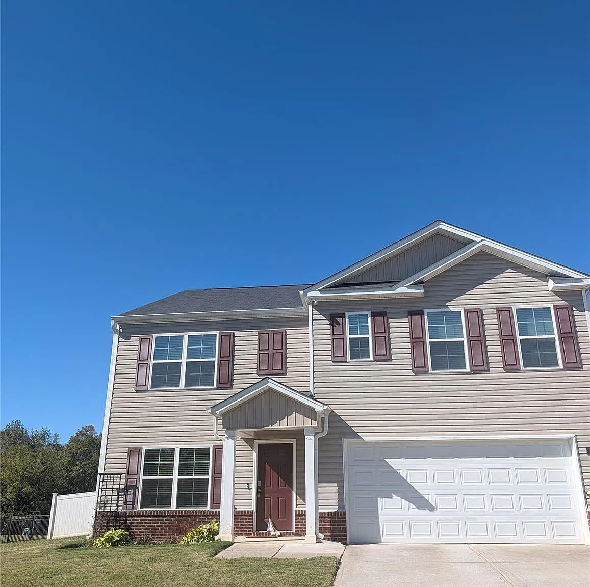 6 bed, 3.0 bath, 2660 sqft, $2,400 — Photo 1