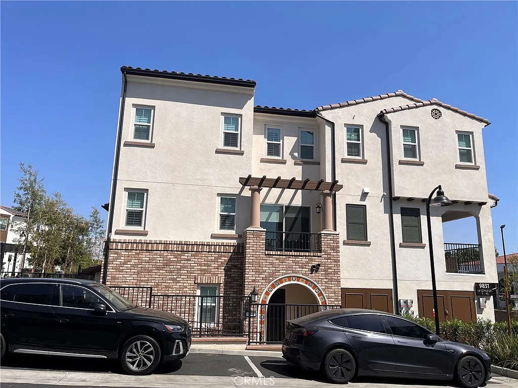 3 bed, 3.5 bath, 1789 sqft, $4,000 — Photo 2
