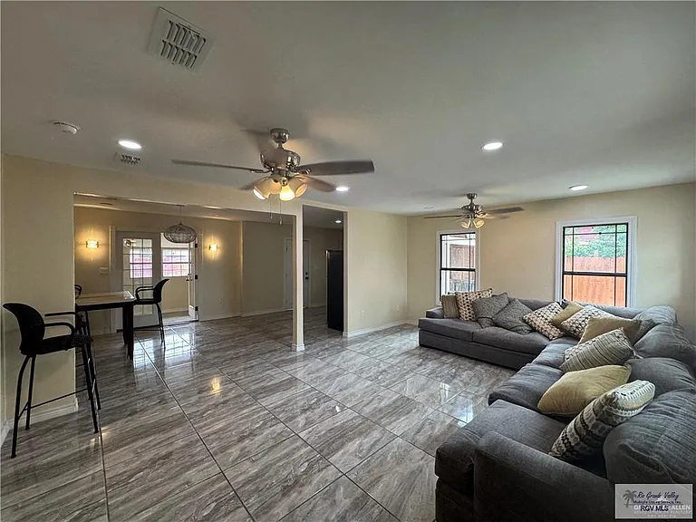 305 W Boone Ave — Photo 2