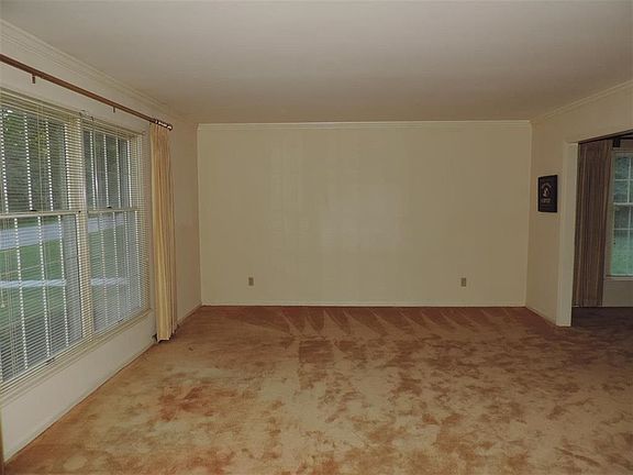 4th image of 1929 E Southdowns Dr