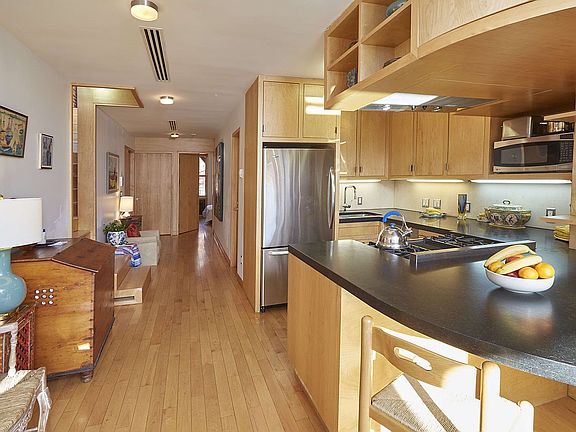 5th image of 119 W 82nd St Unit Penthouse 4