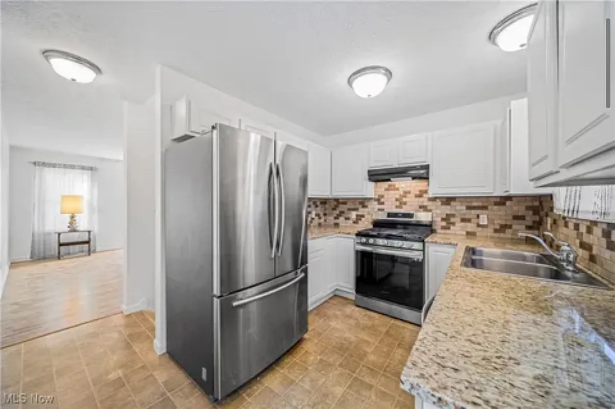 3 bed, 1.5 bath, 1450 sqft, $2,100 — Photo 3