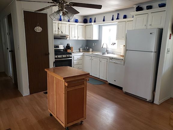 3rd image of 100 Victoria Ln