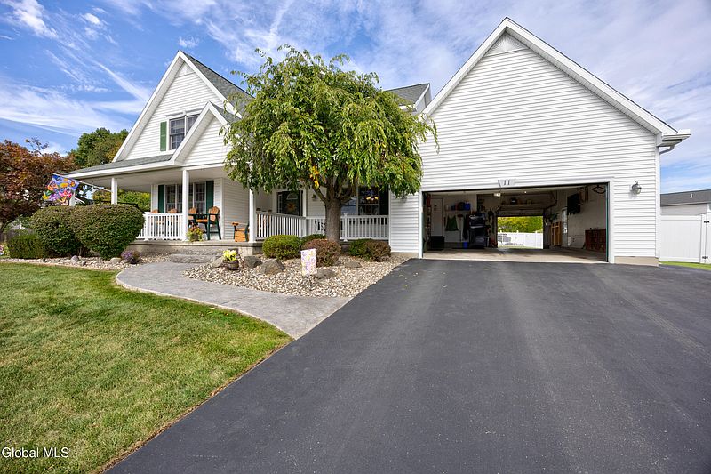 3rd image of 11 Belleauwood Circle