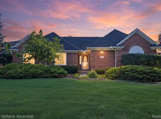 9722 Sunnywood Trl, South Lyon, MI 48178