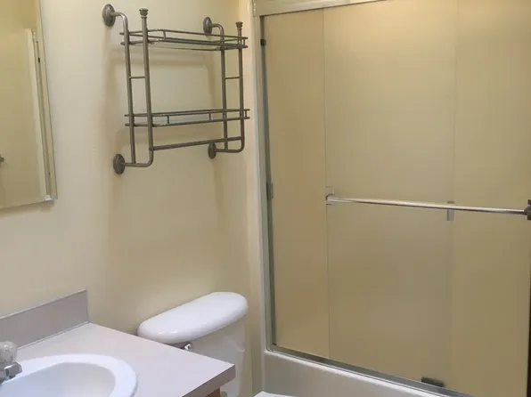 LEWIS-8046, 8046 NE Couch St APT 3, Portland, OR 97213