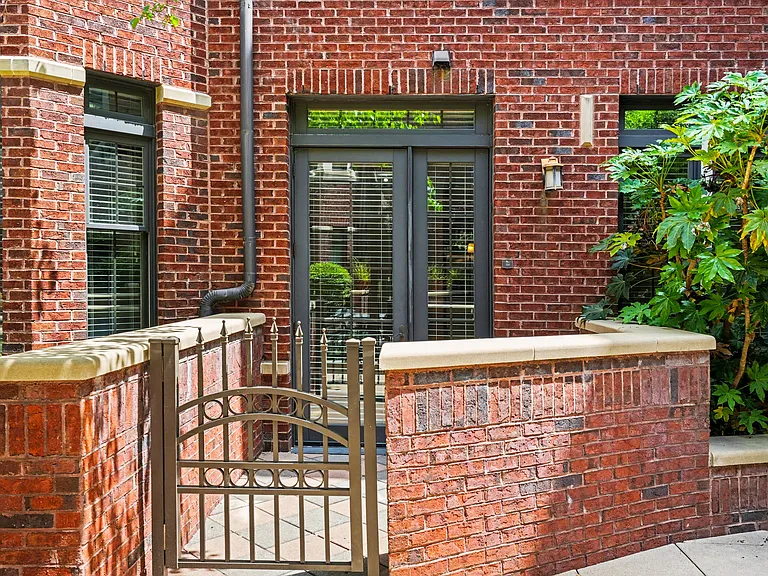 2810 Selwyn Ave #124 — Photo 21