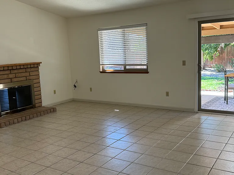 913 Spyglass Ct — Photo 7