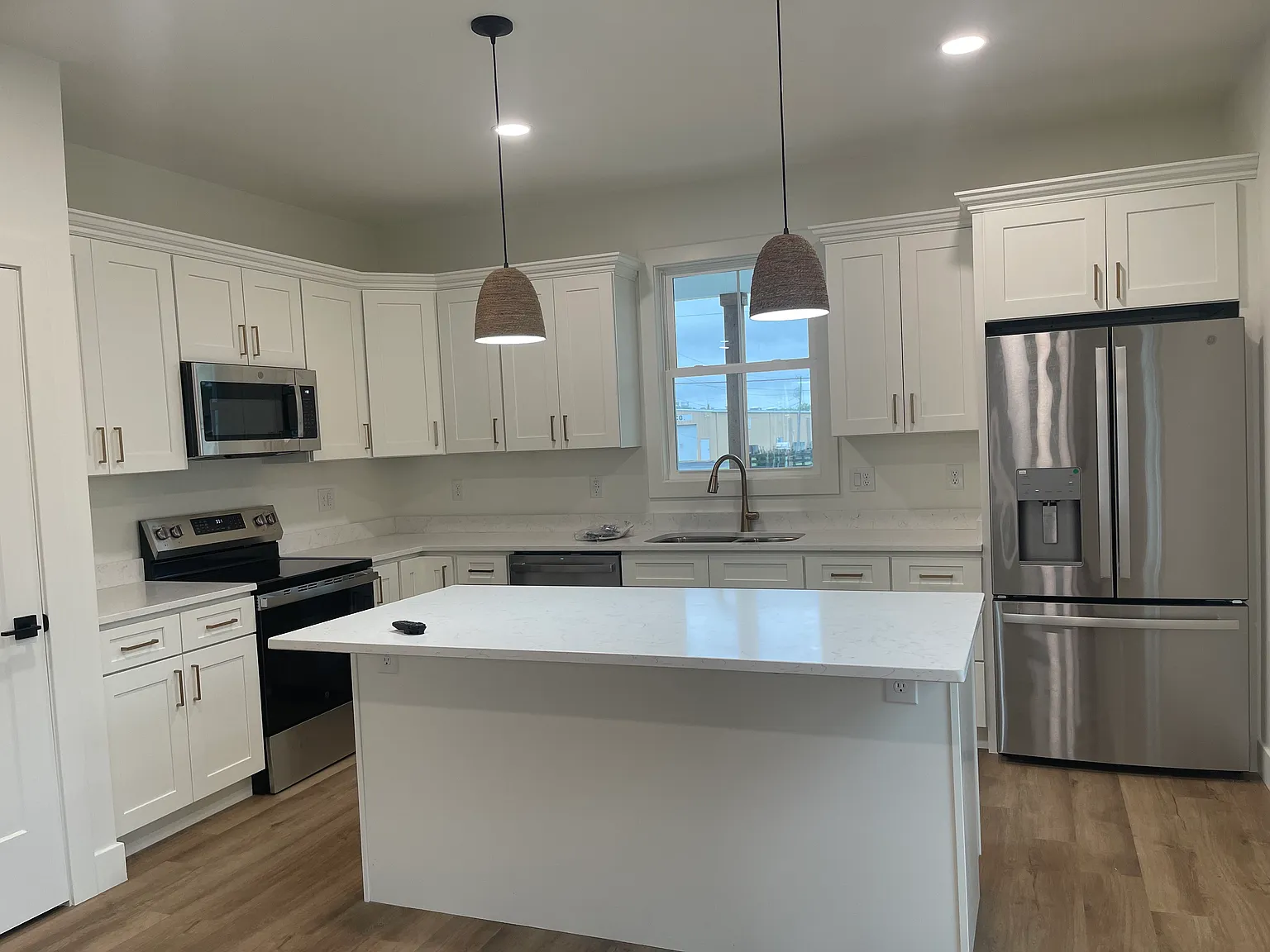 3 bed, 1410 sqft, $1,900 — Photo 3