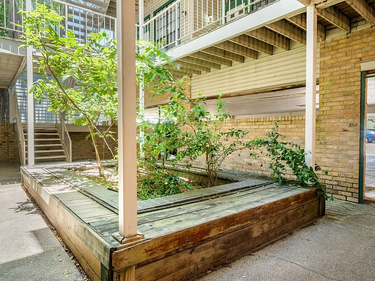 2300 Leon St #101 — Photo 30