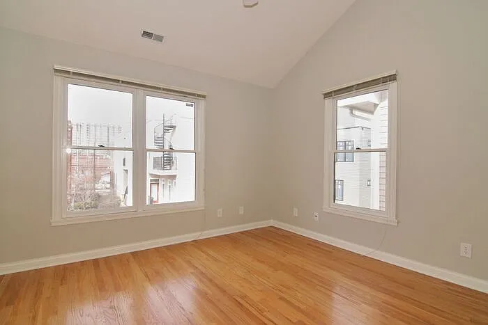 712 N East St — Photo 12