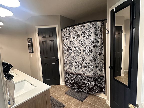 4th image of 1100 Brocton Ct
