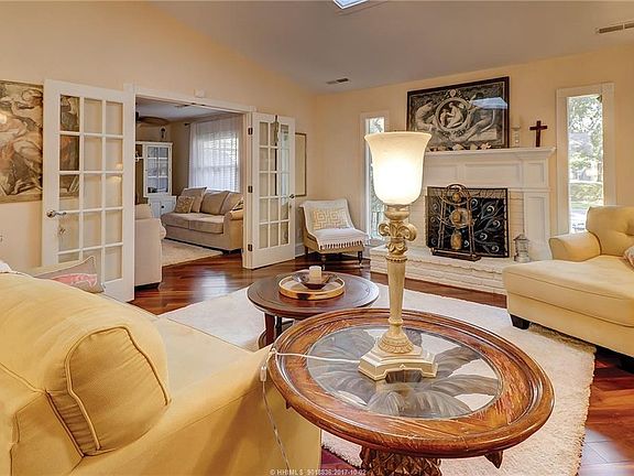 5th image of 15 Acorn Ln