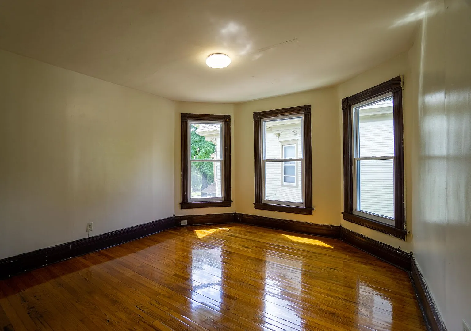 450 Westcott Apt 2 - Available 8/1/27 - Bright, Beautiful Flat With Hardwood Floors — Photo 1