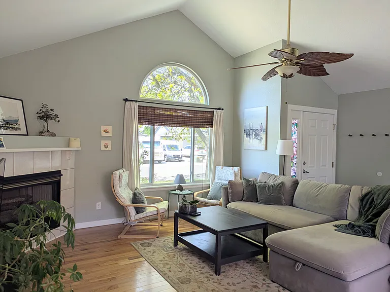 306 Linden St — Photo 2