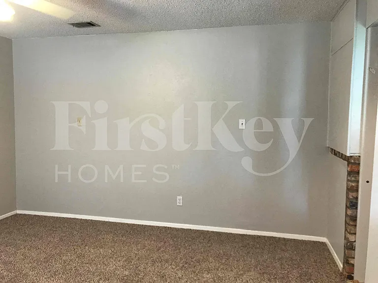 2710 Peachtree Ln — Photo 9