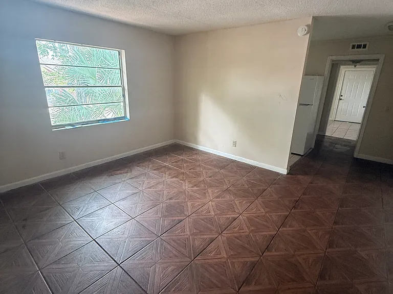 4565 Lexington Ave — Photo 12