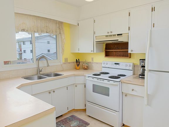5th image of 4906 43a St